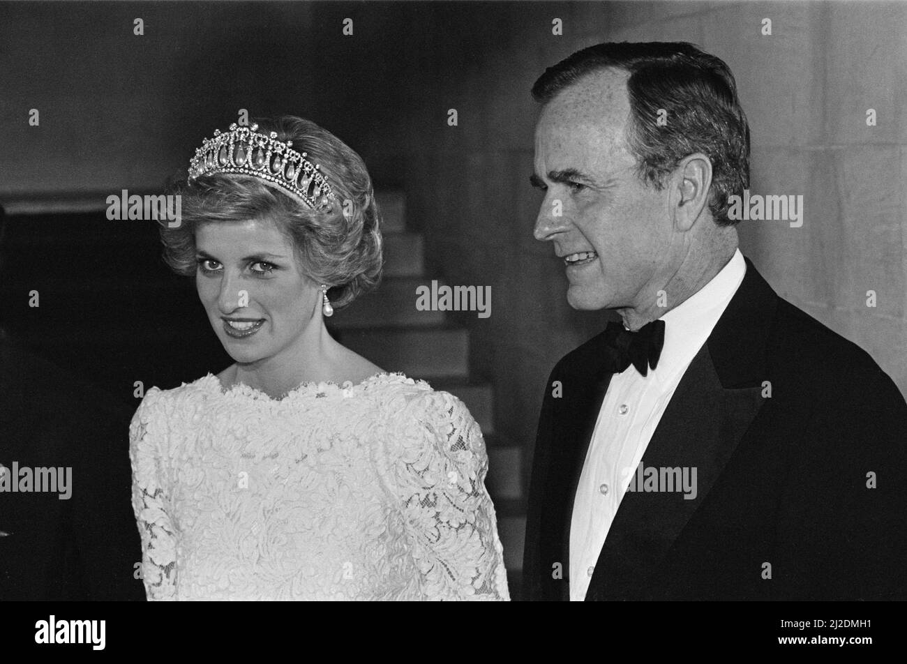 Prinzessin Diana, die Prinzessin von Wales, trifft am 11. November 1985 in der Residenz des britischen Botschafters auf Vizepräsident George Bush und Barbara Bush (aus dem Bild). Während eines offiziellen Besuchs in Washington DC, USA, sind Prinzessin Diana und ihr Ehemann Prinz Charles zu einem 3-tägigen Besuch in Amerika. Bild aufgenommen am 11.. November 1985 Stockfoto