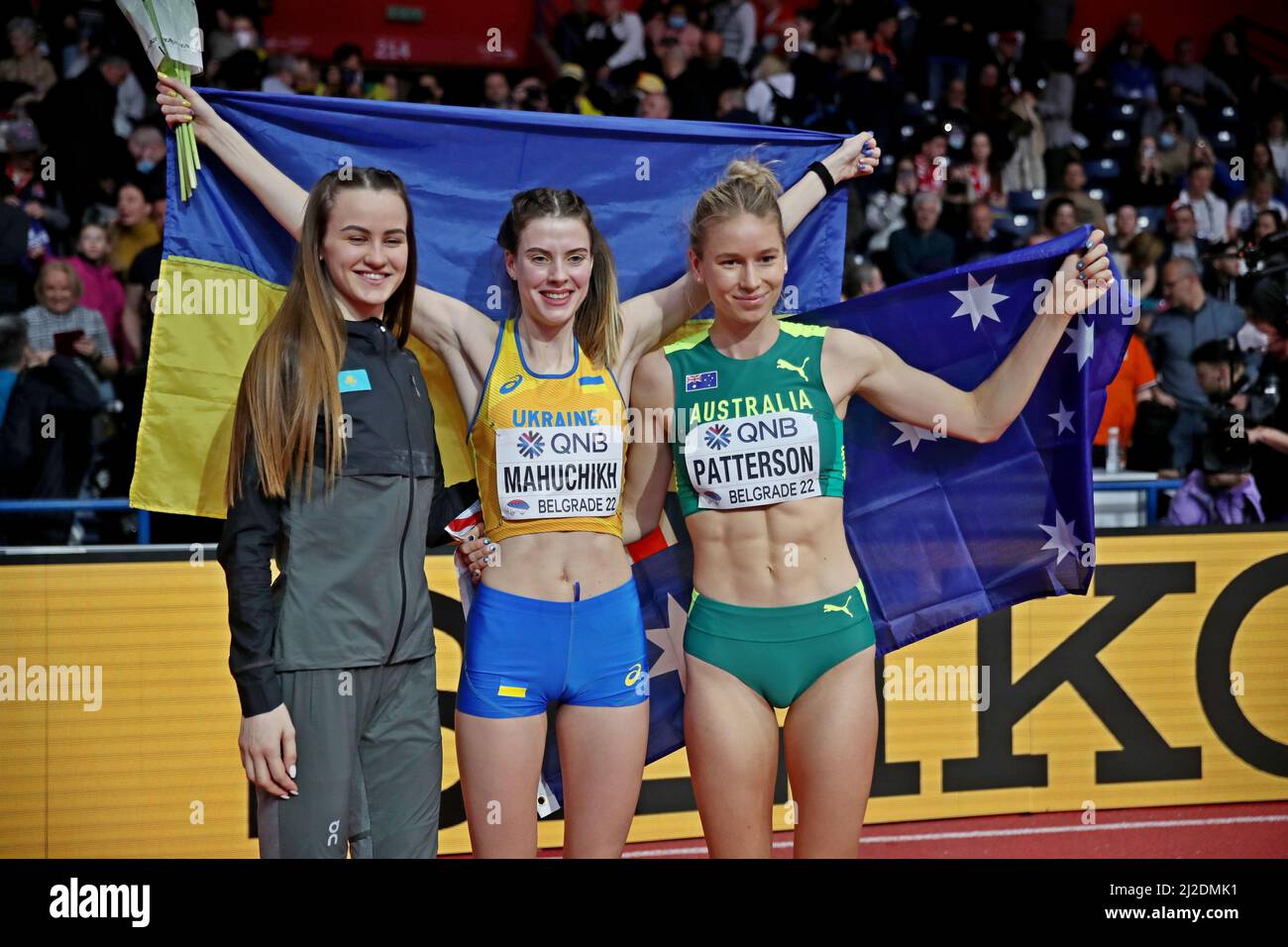 Die Frauen-Hochsprung-Goldmedaillengewinnerin Yaroslava Mahuchikh (UKR), Mitte, posiert mit der Silbermedaillengewinnerin Eleanor Patterson (AUS), links, und der Bronzemedaillengewinnerin Nadez Stockfoto