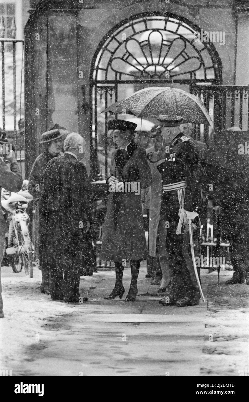 Ihre Königliche Hoheit Prinzessin Diana, die Prinzessin von Wales, besucht Cambridge, um mit ihren Todeseltern zu sprechen. Bei der Ankunft ging die Prinzessin durch einen Schneesturm. Bild aufgenommen am 8.. Februar 1985 Stockfoto