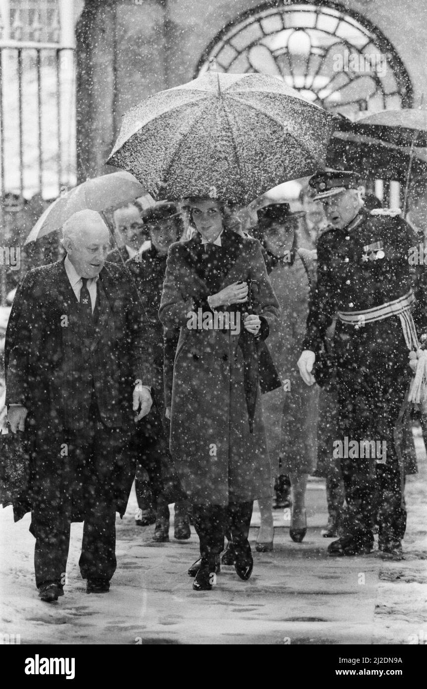 Ihre Königliche Hoheit Prinzessin Diana, die Prinzessin von Wales, besucht Cambridge, um mit ihren Todeseltern zu sprechen. Bei der Ankunft ging die Prinzessin durch einen Schneesturm. Bild aufgenommen am 8.. Februar 1985 Stockfoto