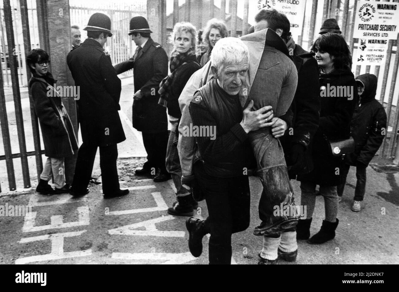 Während der Proteste im Atomkeller von Carmarthen hebt die Sicherheitskräfte einen der Friedensproteste auf und entfernt ihn aus dem Gelände des Rates. Januar 1986. Stockfoto