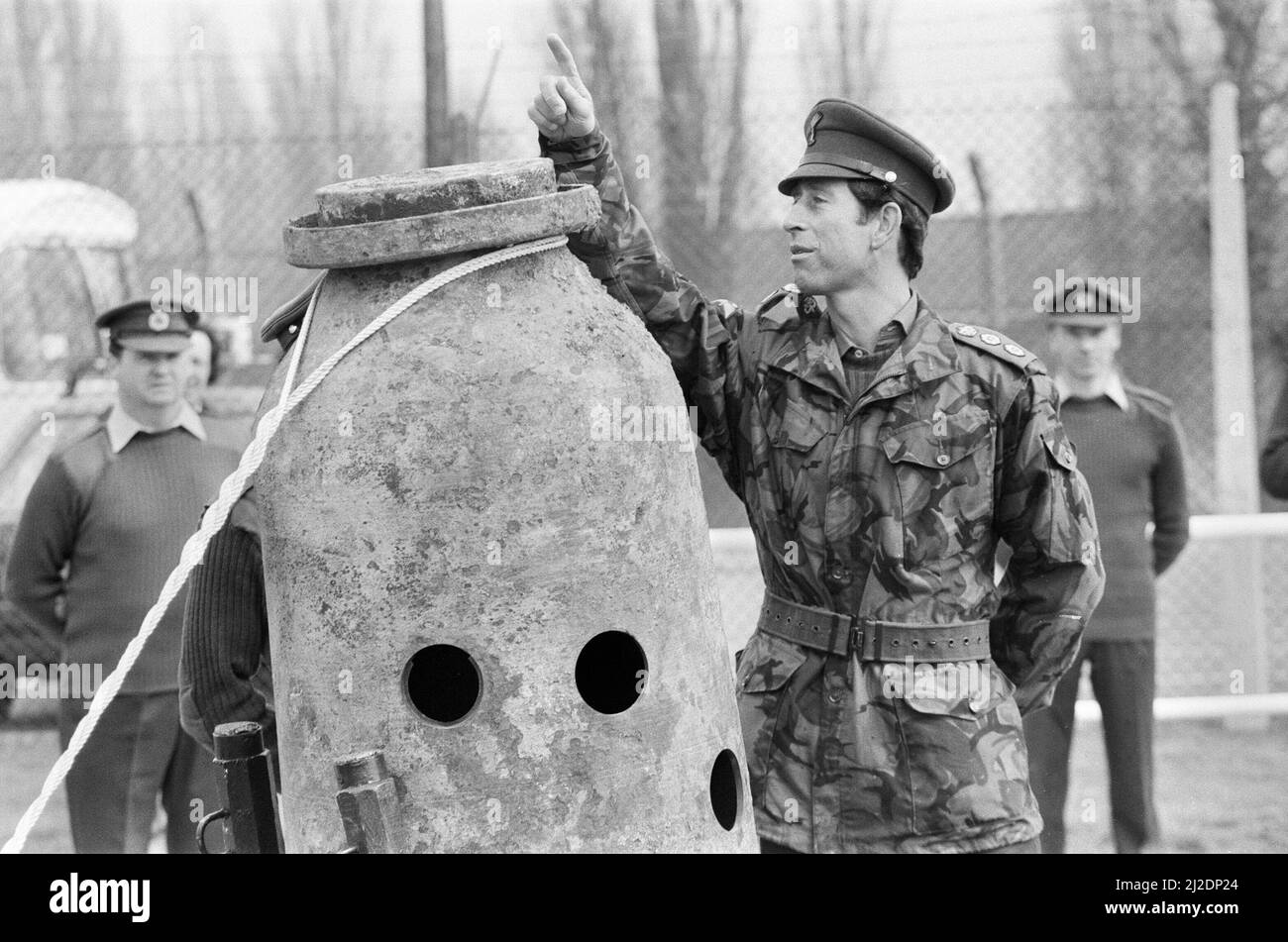 Prinz Charles, der Prinz von Wales, besuchte die Royal School of Military Engineering in Chattenden Barracks bei Rochester, Kent, wo er am 20.. März 1985 Soldaten der Royal Engineers Corp. Traf. Stockfoto