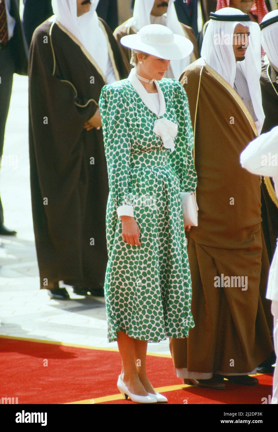 Prinz und Prinzessin von Wales, Naher Osten Tour November 1986. Unser Bild Zeigt ... Prinzessin Diana trifft am Montag, den 17.. November 1986, auf dem King Khalid International Airport in Riad, Saudi-Arabien, ein. Stockfoto