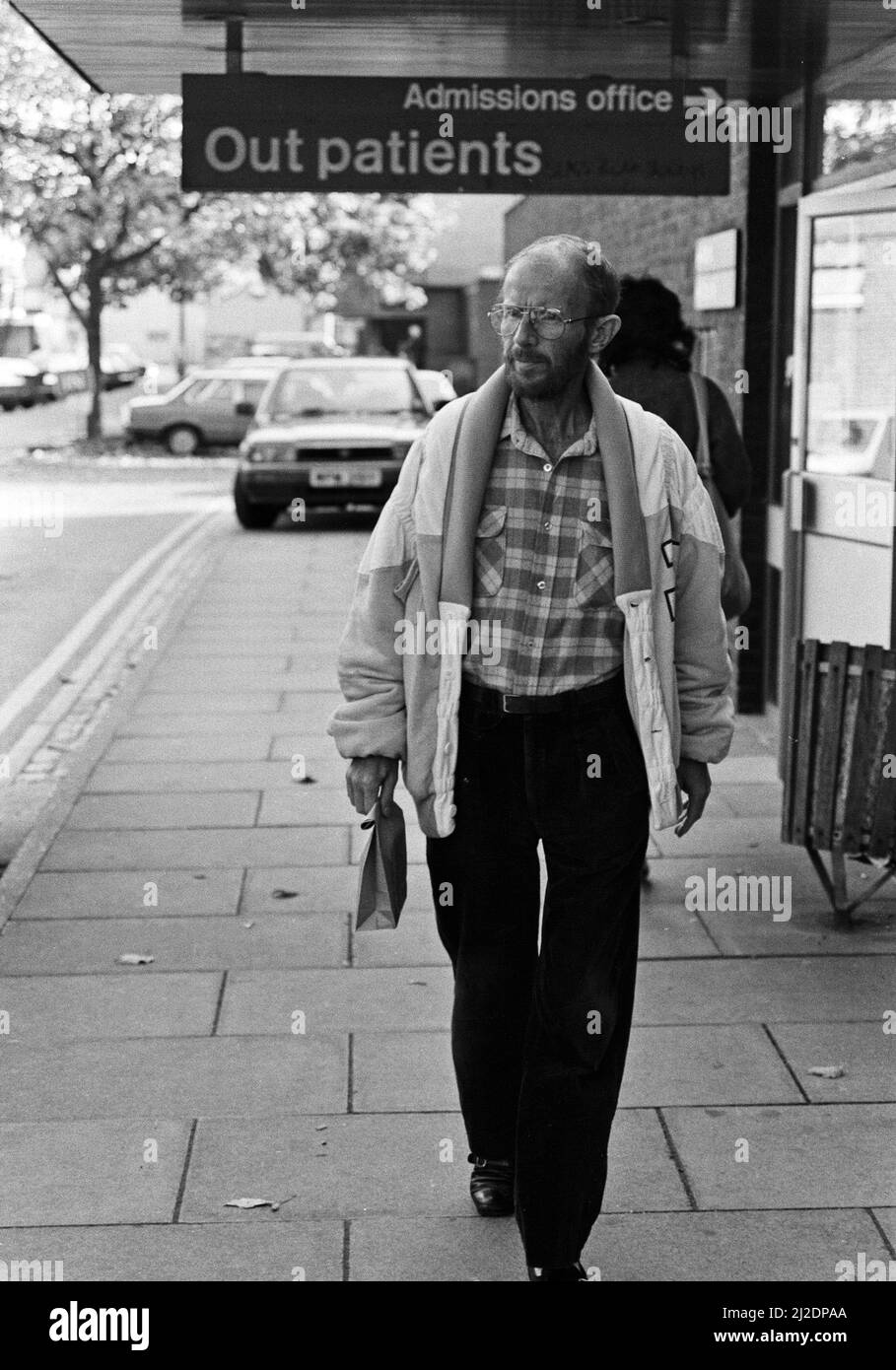 Schauspieler Douglas Lambert, bei dem AIDS diagnostiziert wurde, verließ das St. Stephen's Hospital, Chelsea, nach einer Überprüfung. 19.. Oktober 1986. Stockfoto