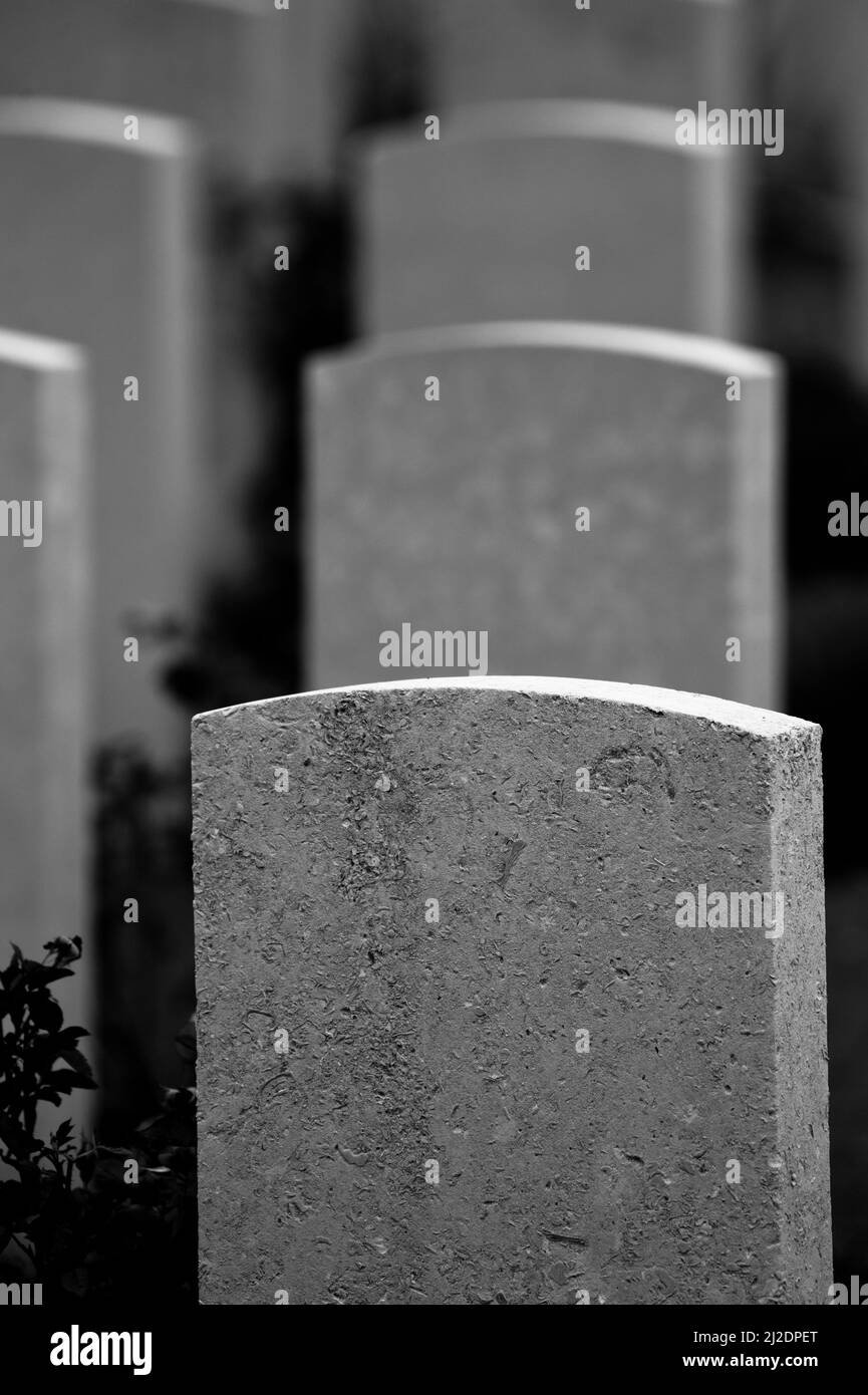 Yper, Belgien - 7. August 2021. Detail der Kriegsdenkmäler auf dem Tyne Cot Friedhof. Tyne Cot ist der größte britische Friedhof aus dem ersten Weltkrieg. Stockfoto