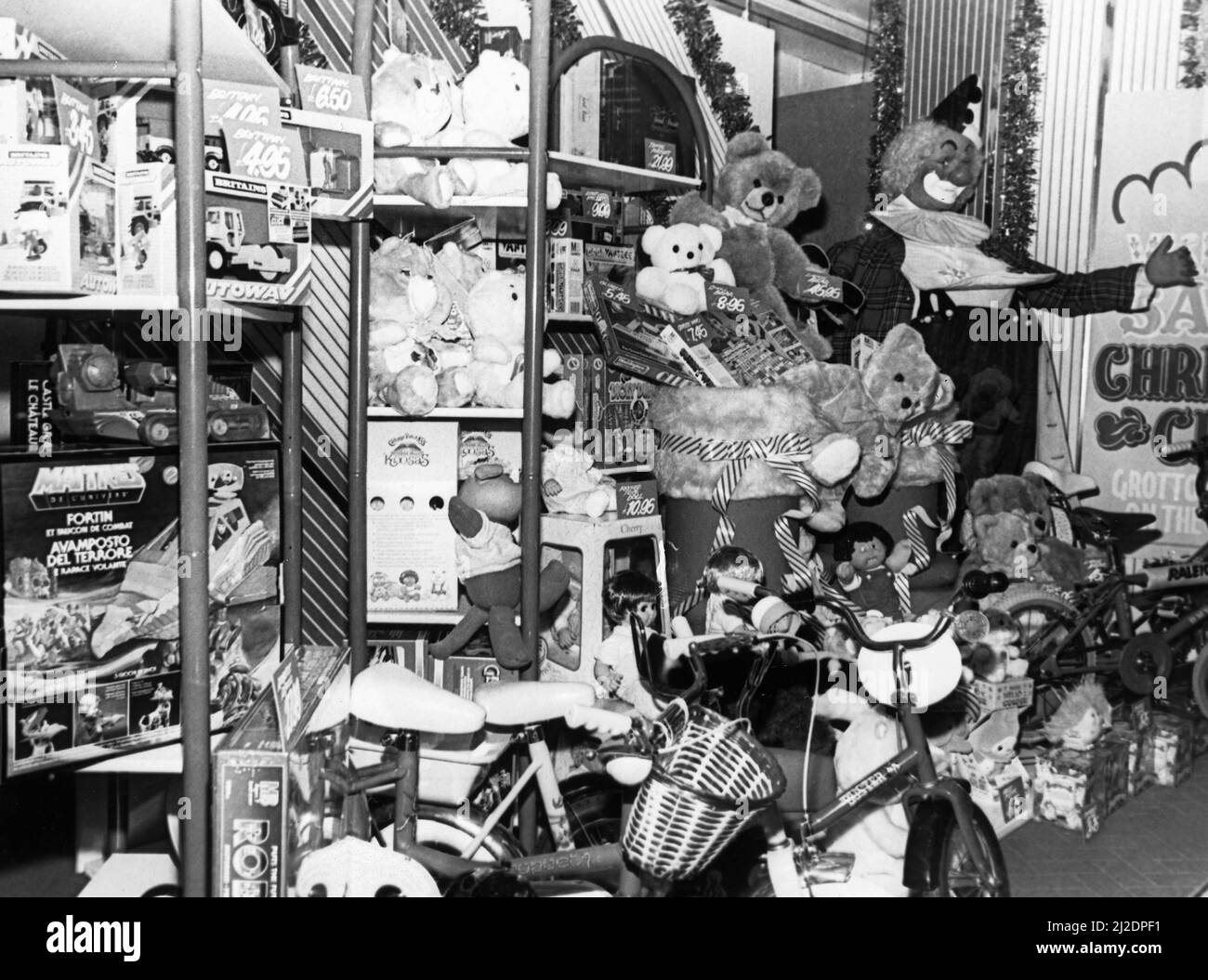 Die Spielzeugabteilung im Co-Op-Geschäft in der East Street, Derby, im Aufbau bis Weihnachten. November 1985 Stockfoto