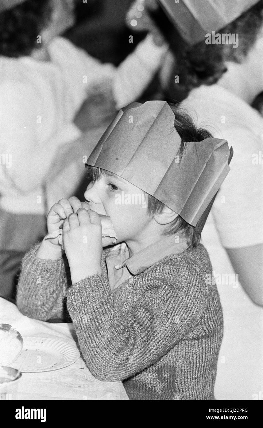 Weihnachtsfeier der Bürgermeister für Kinder in St. Mary's Butts, Reading, 15.. Dezember 1985. Stockfoto