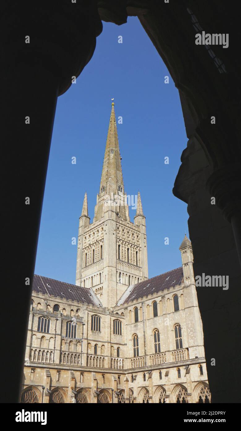 Ein Blick auf den Turm und den Turm der anglikanischen Kathedrale der Heiligen und ungeteilten Dreifaltigkeit in der Stadt Norwich, Norfolk, England, Vereinigtes Königreich. Stockfoto