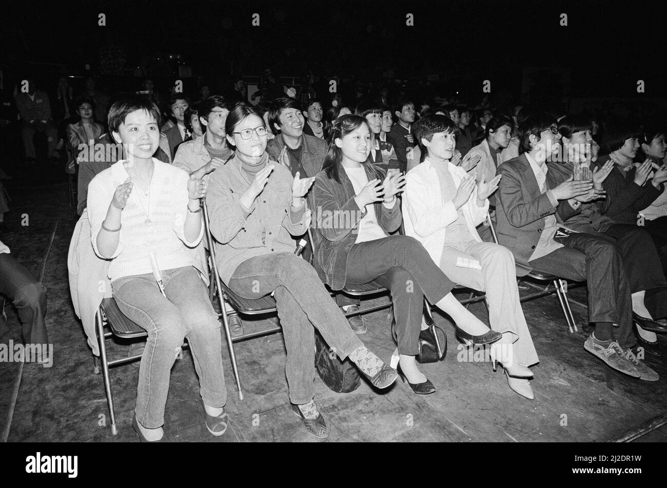 Fans klatschen mit und genießen die Darbietung von George Michael und Andrew Ridgely aus Wham ! In China. 1985. Wham! Waren auf einer 10-tägigen Tour. 1985 erwachte China nach der eigenen Kulturrevolution zur Welt draußen, und Wham! Waren die erste westliche Band, die im kommunistischen China spielte. Aufgenommen um den 9.. April 1985 Stockfoto