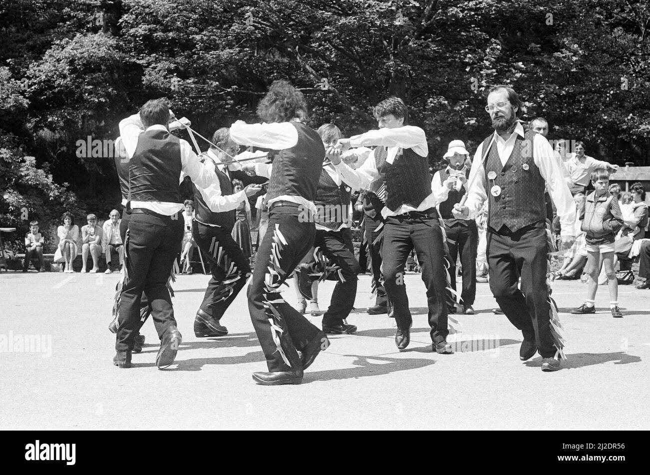 Traditionelle Tänzer aus ganz Großbritannien brachten am Wochenende Farbe nach Thunderbridge. Kirkburton Rapier Dancers, die ihr 10.-jähriges Jubiläum seit der Reformierung feierten, veranstalteten ein Festival des Volkstanzes, das Menschenmengen in das kleine Dörfchen brachte. Neben dem Kirkburton-Team gab es Ausstellungen von Sallyport Sword Dancers aus Newcastle, von Ringhey Morris Dancers aus Cheshire, vom Lothian Morris-Team aus Edinburgh, von Boughton Monchelsea aus Kent und von der weiblichen Kebles Queen Clog aus South Yorkshire. 16.. Juni 1985. Stockfoto