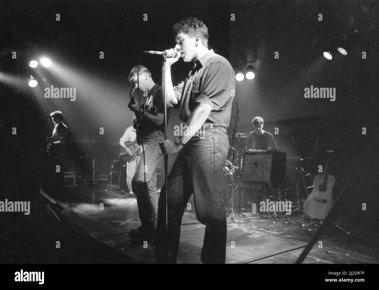 Terry Hall und The Colorfield spielten auf der Bühne des Coventry Lanchester Polytechnic bei der Veranstaltung „Cov Aid“, um hungernde Kinder in Afrika zu ernähren. Es war das Debüt in der Heimatstadt des Colorfield. 15 Bands aus der Region Coventry spielten jeweils einen 20-minütigen Satz in der sechseinhalbstündigen Feier. Sie wechselten zwischen zwei Hallen und spielten vor mehr als 800 begeisterten Pop-Fans. Die Veranstaltung brachte mehr als 3.200 Menschen für den Krieg gegen den Hunger in Äthiopien und im Sudan zur Sprache. 21.. Oktober 1985 Stockfoto