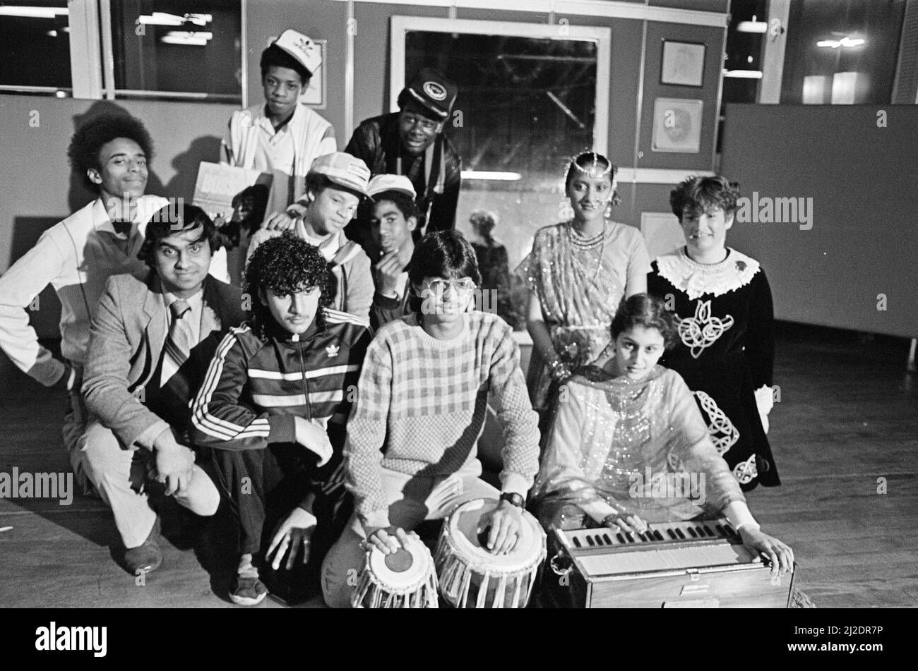 Musik und Tanz aus der ganzen Welt waren Teil eines Abends mit multikultureller Unterhaltung im Huddersfield Co-op's Triangle Community Project. Im Bild sind einige der Menschen aus der gesamten Region Huddersfield, die traditionelle und moderne Unterhaltung aus verschiedenen Kulturen in der Stadt vertreten präsentiert. Die Aufführung umfasste die Tanzgruppe Mutiny on the Dance Floor Break des Triangle-Projekts, irischen Tanz von Helen Masih und asiatische Lieder in Hindi und Punjabi von Ravinder Singh. Schottische Lieder wurden von Mary Johnston und Jazz von Shaun Carter aufgeführt. Es wurden Punjabi-Lieder gespielt Stockfoto