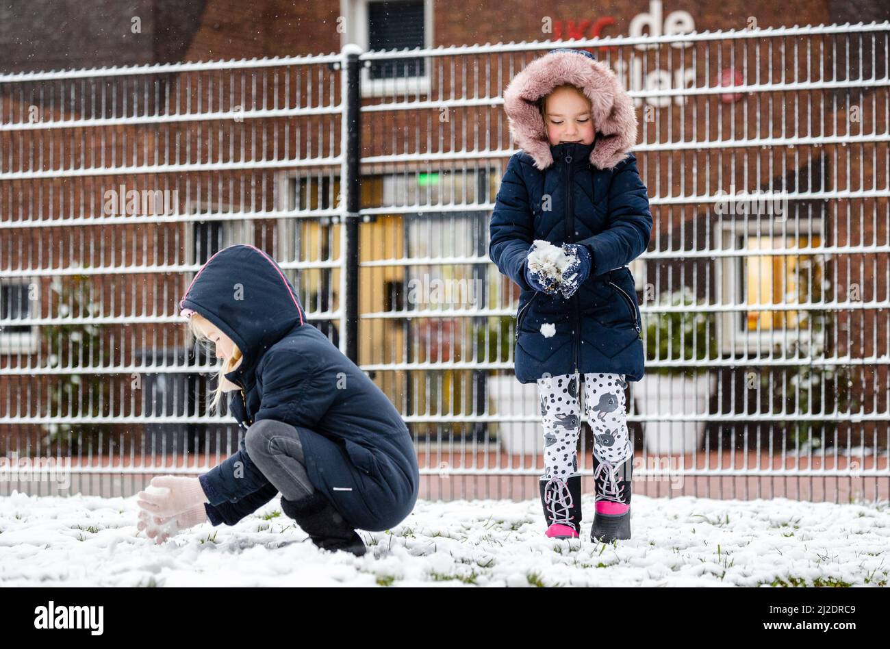 2022-04-01 07:23:28 MAASDAM - Kinder gehen zur Schule durch den Schnee. Der erste Apriltag hat mit winterlichen Wetter begonnen. ANP JEFFREY GREENWEG netherlands Out - belgium Out Credit: ANP/Alamy Live News Stockfoto