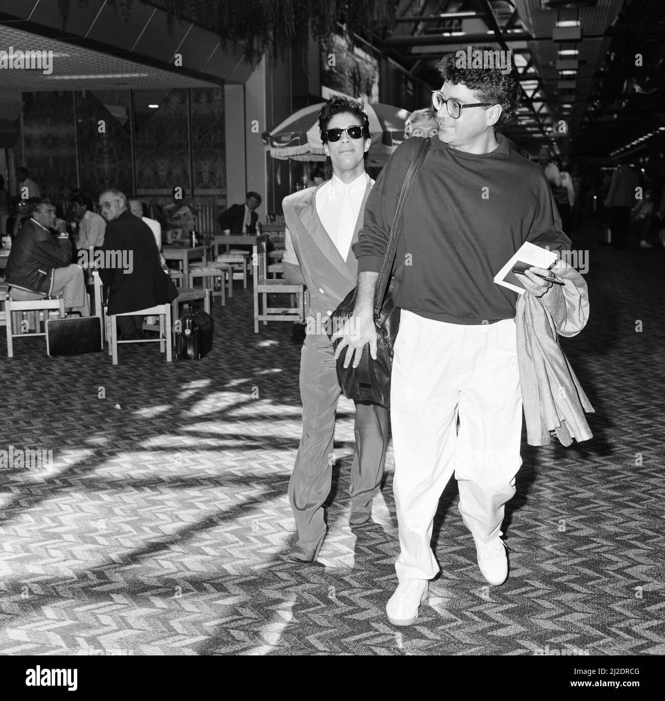 Prince, amerikanischer Sänger, am Flughafen London-Heathrow, verließ nach drei Konzerten die Wembley Arena, die erste Etappe seiner Parade-Tour, die am 15.. August 1986 gezeigt wurde, in die Niederlande. Stockfoto