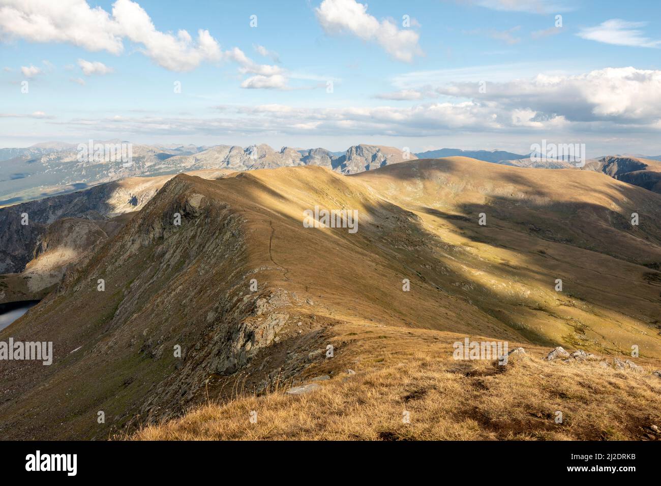 Otovitsa Ridge auf dem Europäischen Fernwanderweg E4, Rila Mountain, Bulgarien Stockfoto