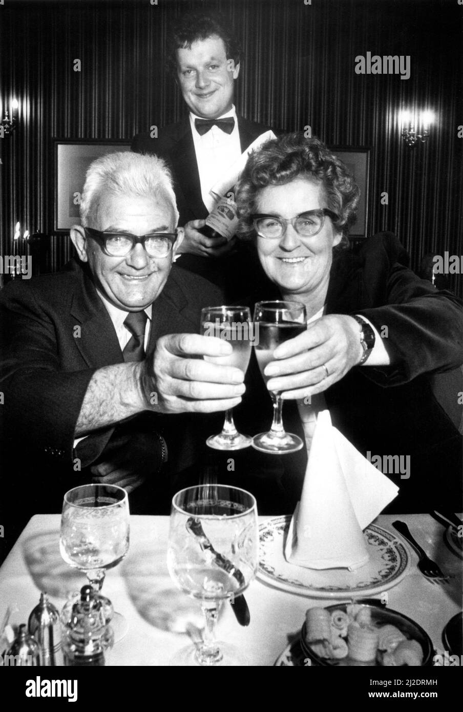 Zweiter Weltkrieg - Zweiter Weltkrieg - Lillian und Donald Jeans gedenken des 40.. Jahrestages des VE Day im Linden Hall Hotel, Northumberland, begleitet von David Hair, Sommelier des Jahres. 9.. Juni 1985 Stockfoto