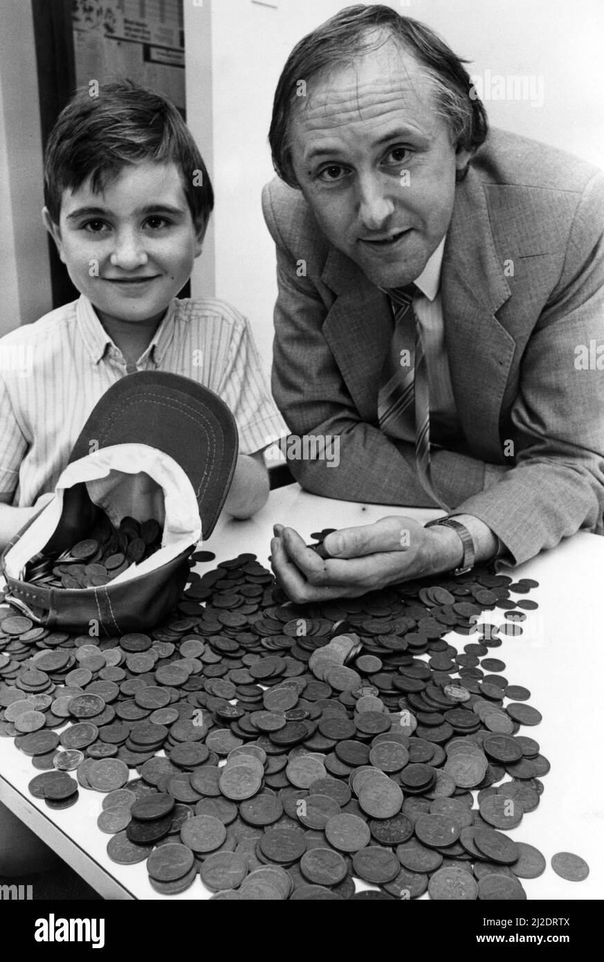Der Administrator des Freeman-Krankenhauses, Len Fenwick, wird mit David abgebildet, der seine Ersparnisse von £40 an das Krankenhaus übergab. 10.. September 1985. Stockfoto
