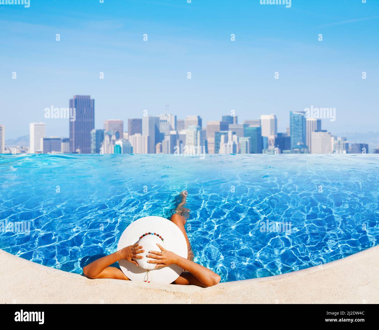 Frau, die sich im Pool auf dem Dach mit Blick auf Los Angeles erholte Stockfoto