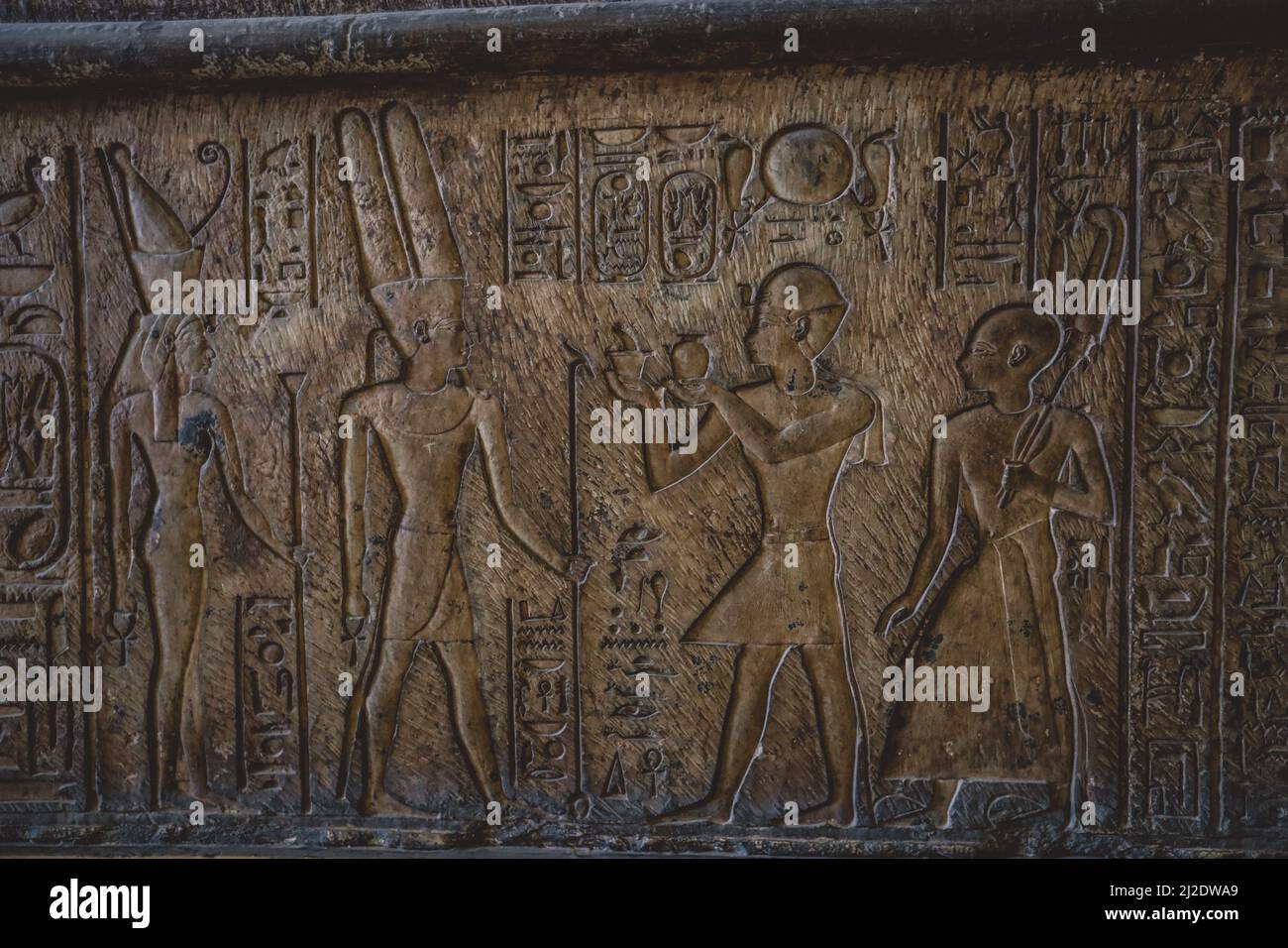 Alte ägyptische Platten und Wände tragen Hieroglyphen im Ägyptischen Museum in Kairo Stockfoto