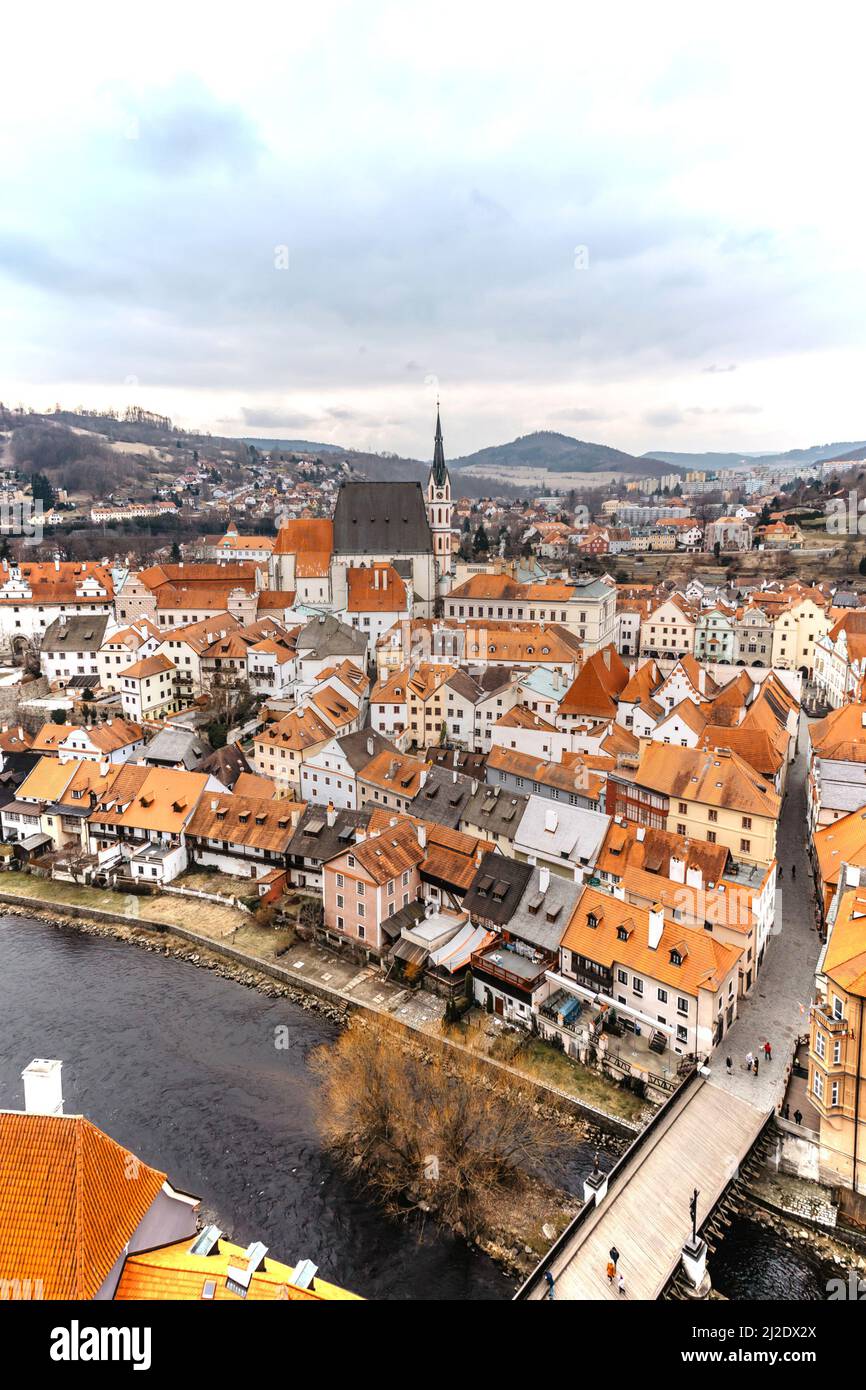 Luftpanorama von Cesky Krumlov, Tschechische Republik. Berühmte tschechische mittelalterliche Stadt mit Renaissance- und Barockhäusern, Kirchen, Brücke über den Fluss Moldau Stockfoto