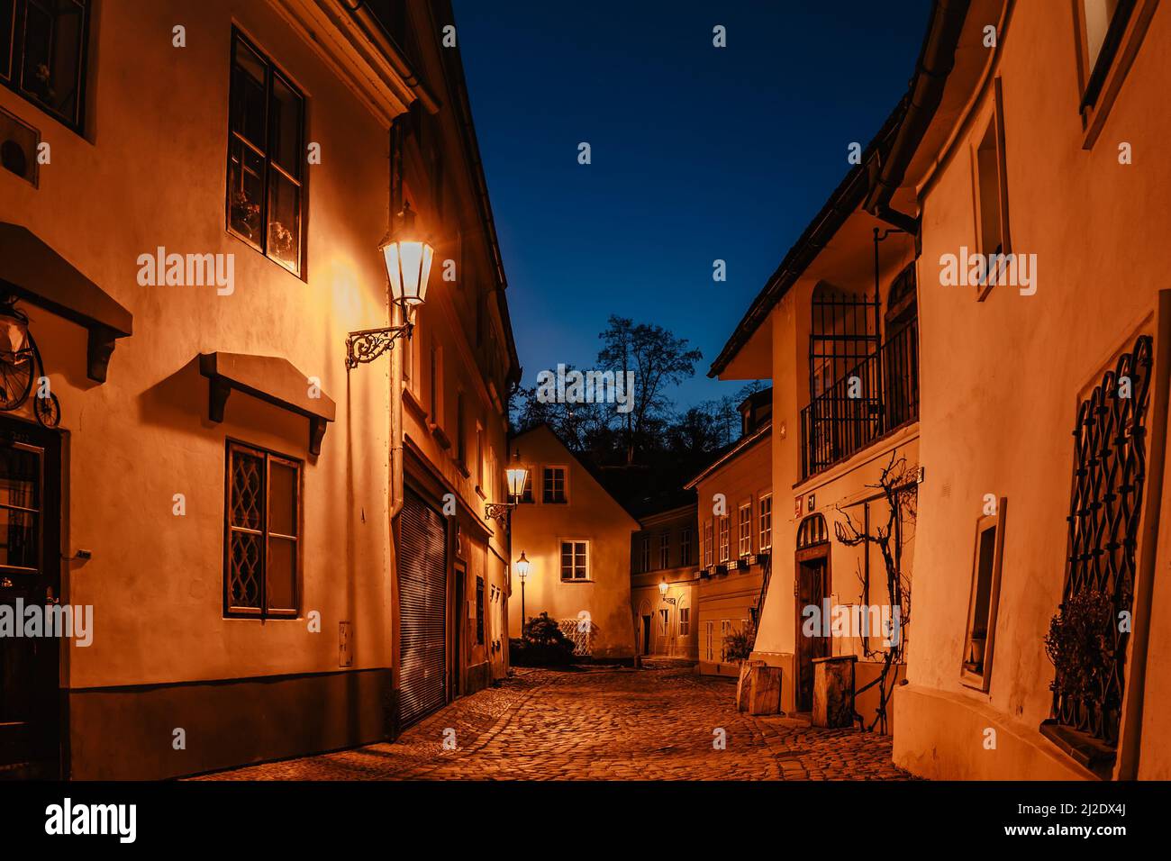 Das Viertel New World in Prag besteht aus verwinkelten Straßen und kleinen malerischen Häusern aus dem Mittelalter.Charmanter Ort Stockfoto