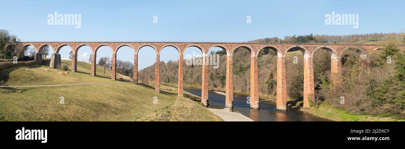 Ein Panoramablick auf das nicht mehr genutzte Viadukt der Leaderfoot Railway über den Fluss Tweed, in der Nähe von Melrose, Scottish Borders, Schottland, Großbritannien Stockfoto