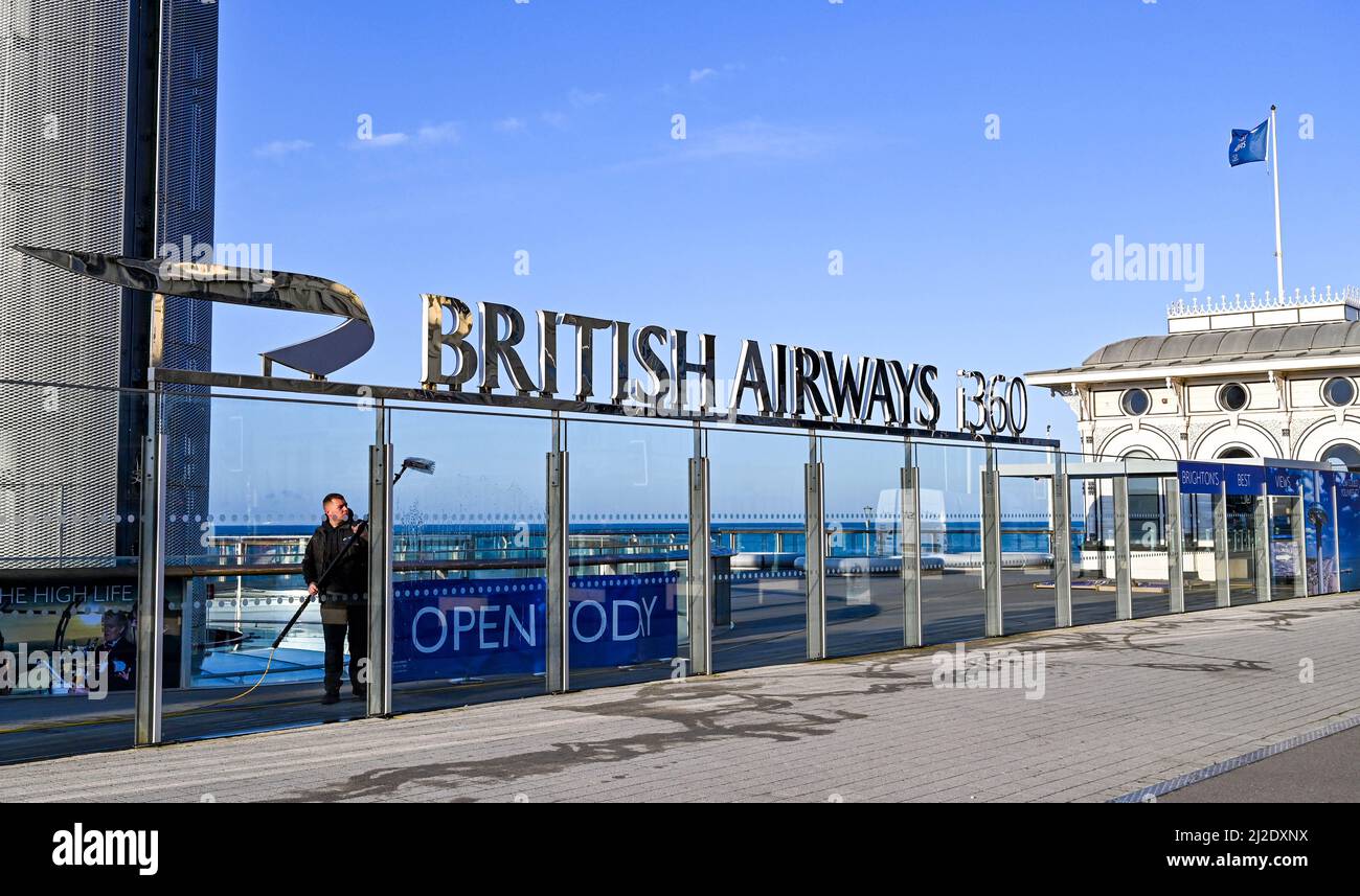 Brighton UK 1. April 2022 - an einem sonnigen, aber kalten Morgen werden die Fenster am Aussichtsturm von Brighton i360 sauber gemacht und es wird erneut Schnee für einige Teile Großbritanniens prognostiziert : Credit Simon Dack / Alamy Live News Stockfoto