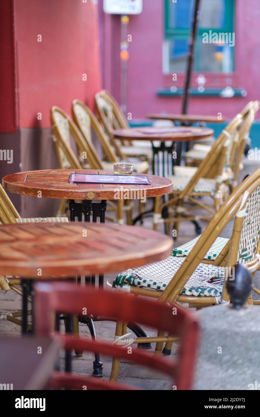 Traditionelle leere Stühle und Tische im Freien in einem Restaurant im malerischen Viertel Montmartre Paris Stockfoto