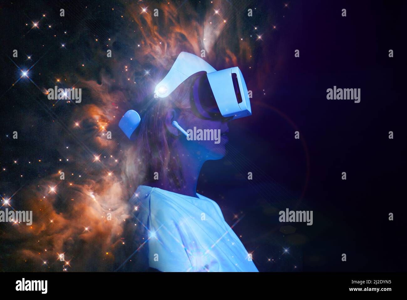 Frau verwendet ein Virtual-Reality-Headset. Elemente dieses Bildes, die von der NASA eingerichtet wurden. Konzept der virtuellen, erweiterten und erweiterten Realität, Zukunftstechnologie Stockfoto