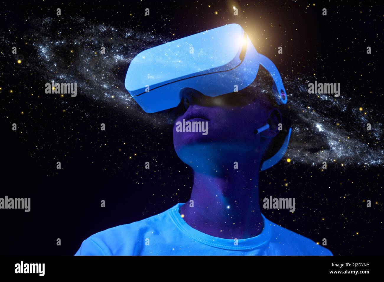 Der Mensch verwendet ein Virtual-Reality-Headset. Elemente dieses Bildes, die von der NASA eingerichtet wurden. Konzept der virtuellen, erweiterten und erweiterten Realität, Zukunftstechnologie, Stockfoto