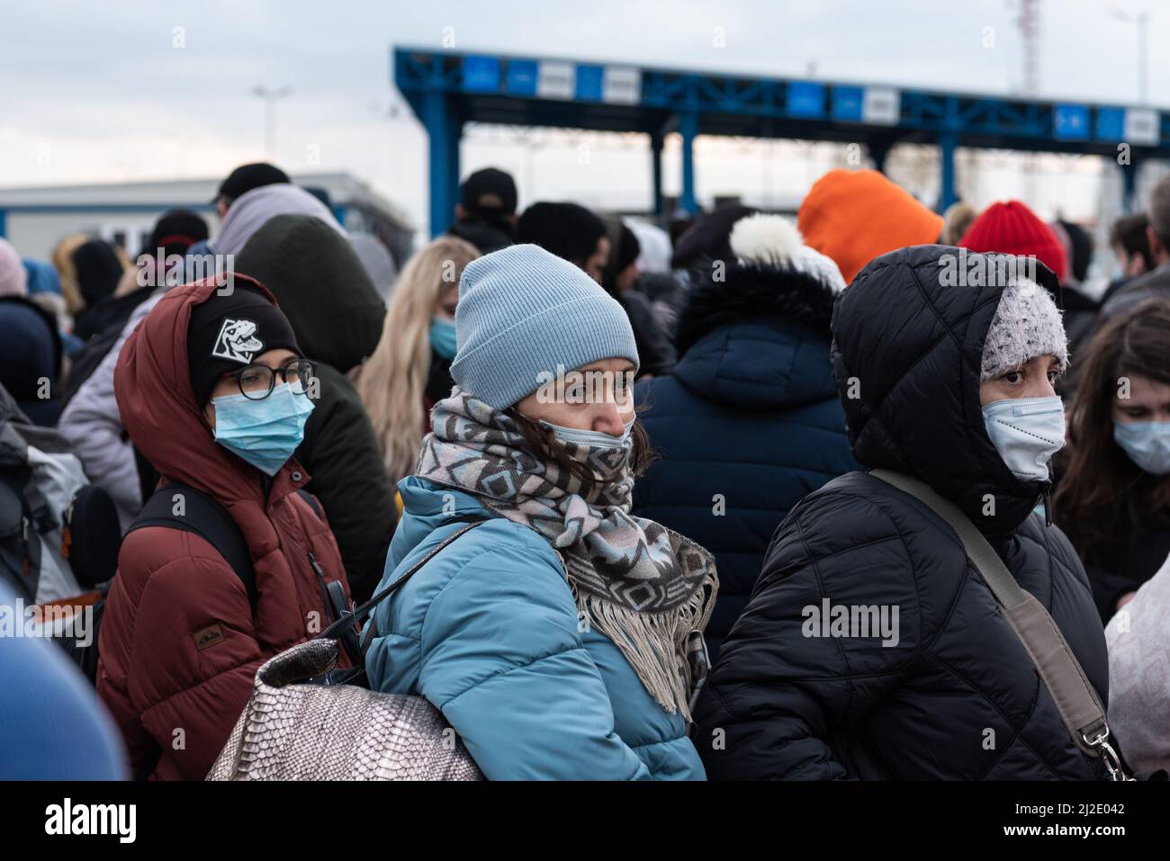 Ukrainische Flüchtlinge kommen am 26. Februar 2022 an der Grenzübergangsstation von Isaccea, Rumänien, an. Stockfoto
