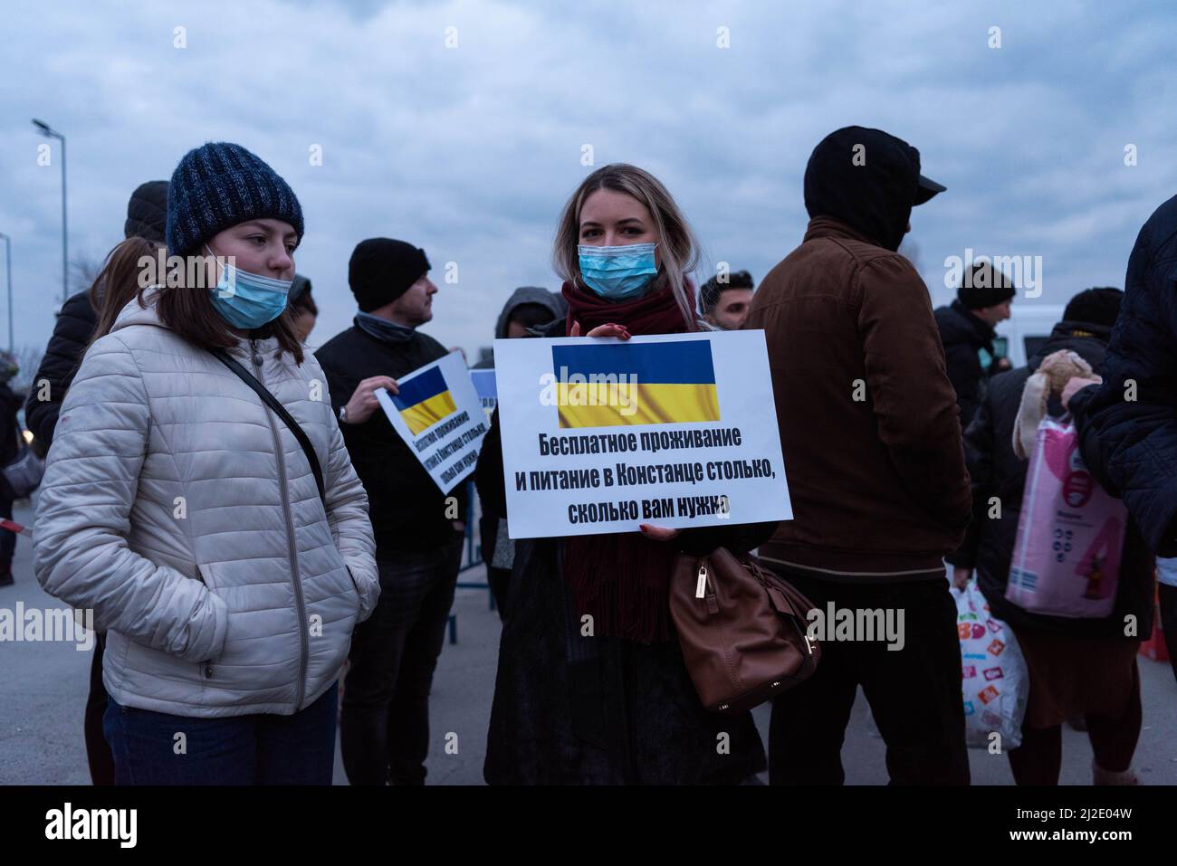 Freiwillige, die den ukrainischen Flüchtlingen humanitäre Hilfe leisten, die am Grenzbahnhof von Isaccea, Rumänien, ankommen, 26. Februar 2022. Stockfoto