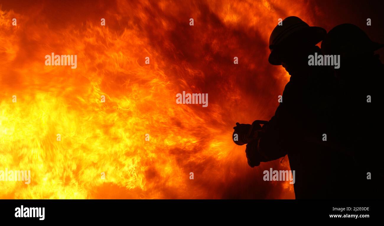 Luftangriff auf Raffinerie, Inferno, Ukraine-Krieg Stockfoto