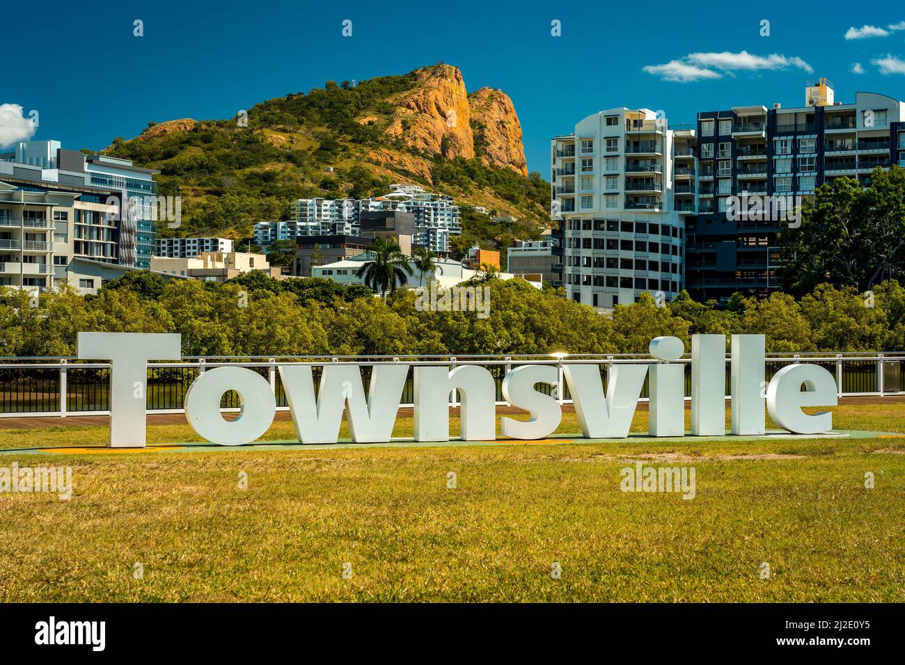 Townsville, Queensland, Australien - Townsville Stadtschild in malerischer Lage Stockfoto