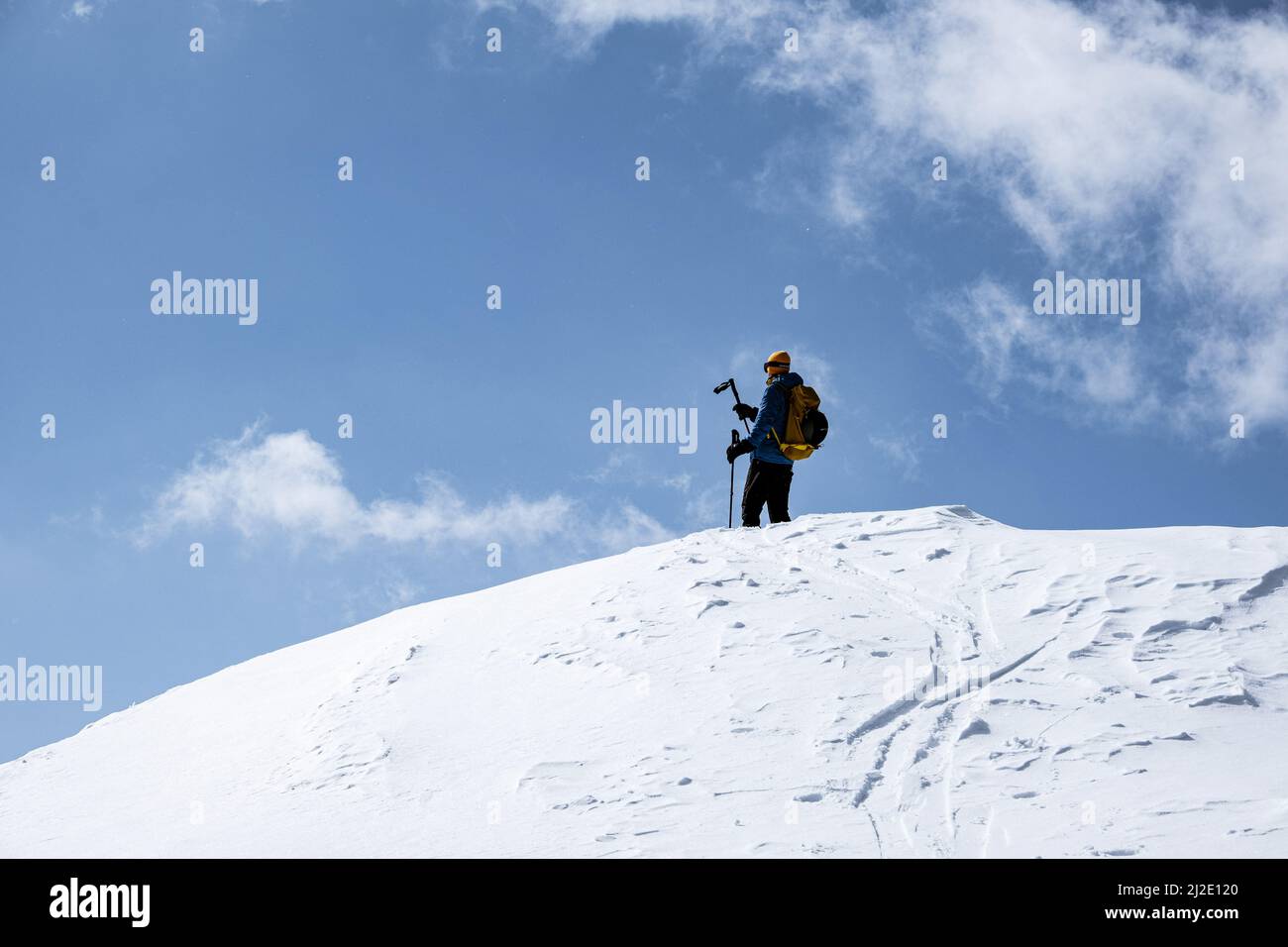 Skibergsteiger, der die Spitze eines Berges in der Schweiz erreicht Stockfoto