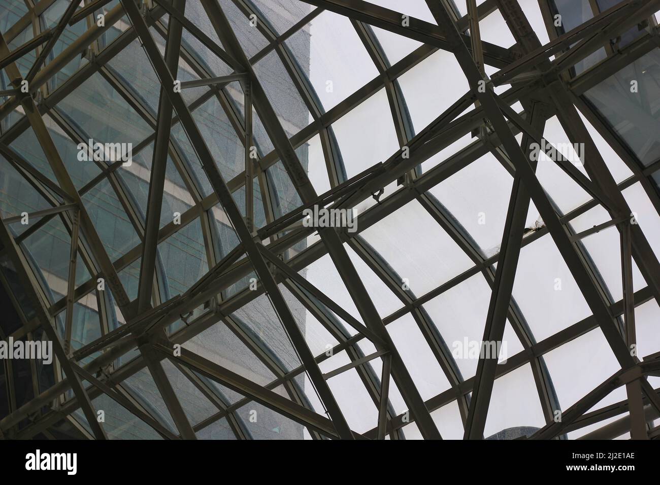 Die bauliche Fensterverglasung am Chicagoer Bahnhof Ogilvie. Stockfoto