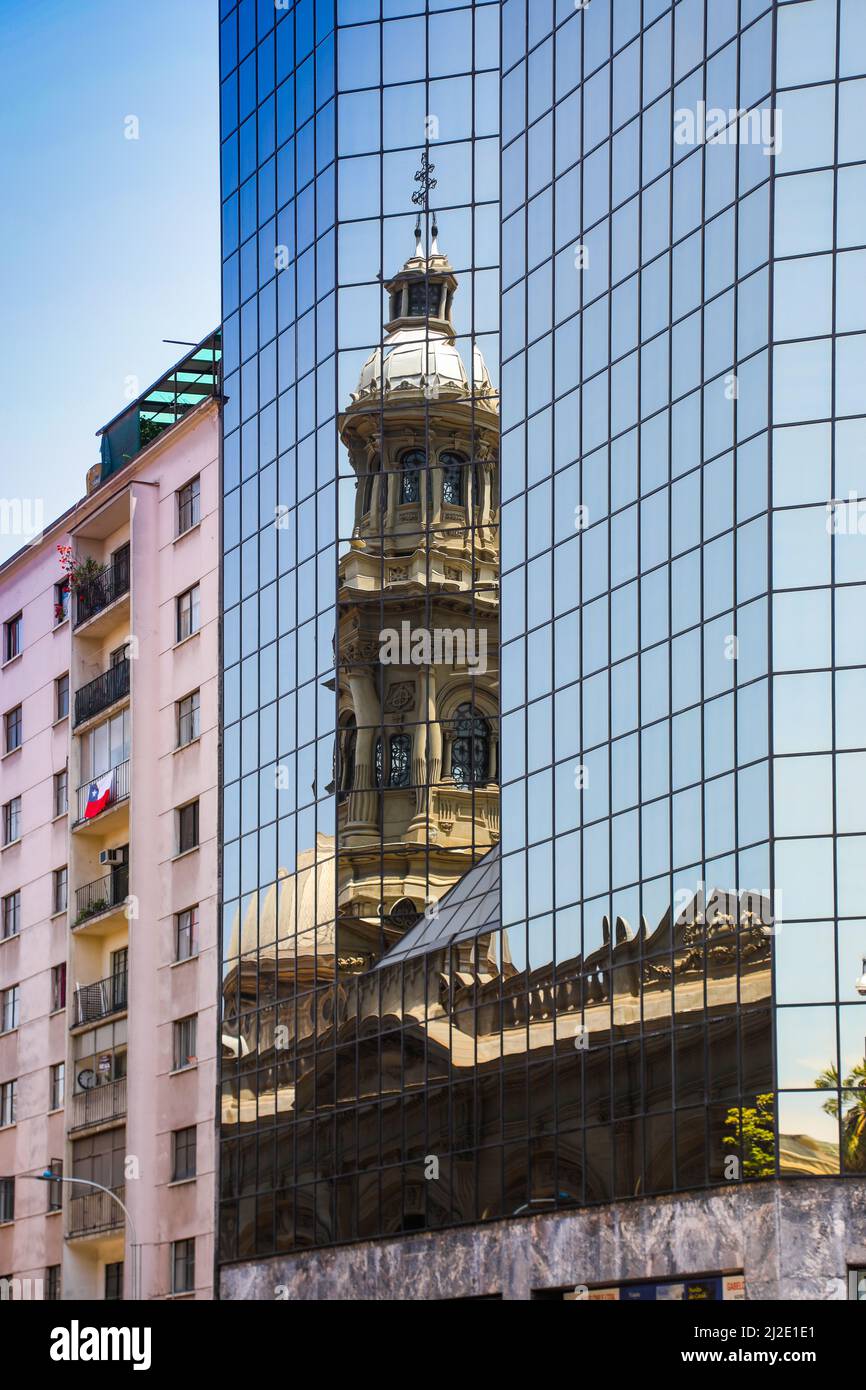 Chile - die Plaza de Armas ist der Hauptplatz von Santiago, der Hauptstadt Chiles. Um den Platz herum befinden sich einige historische Gebäude. Stockfoto