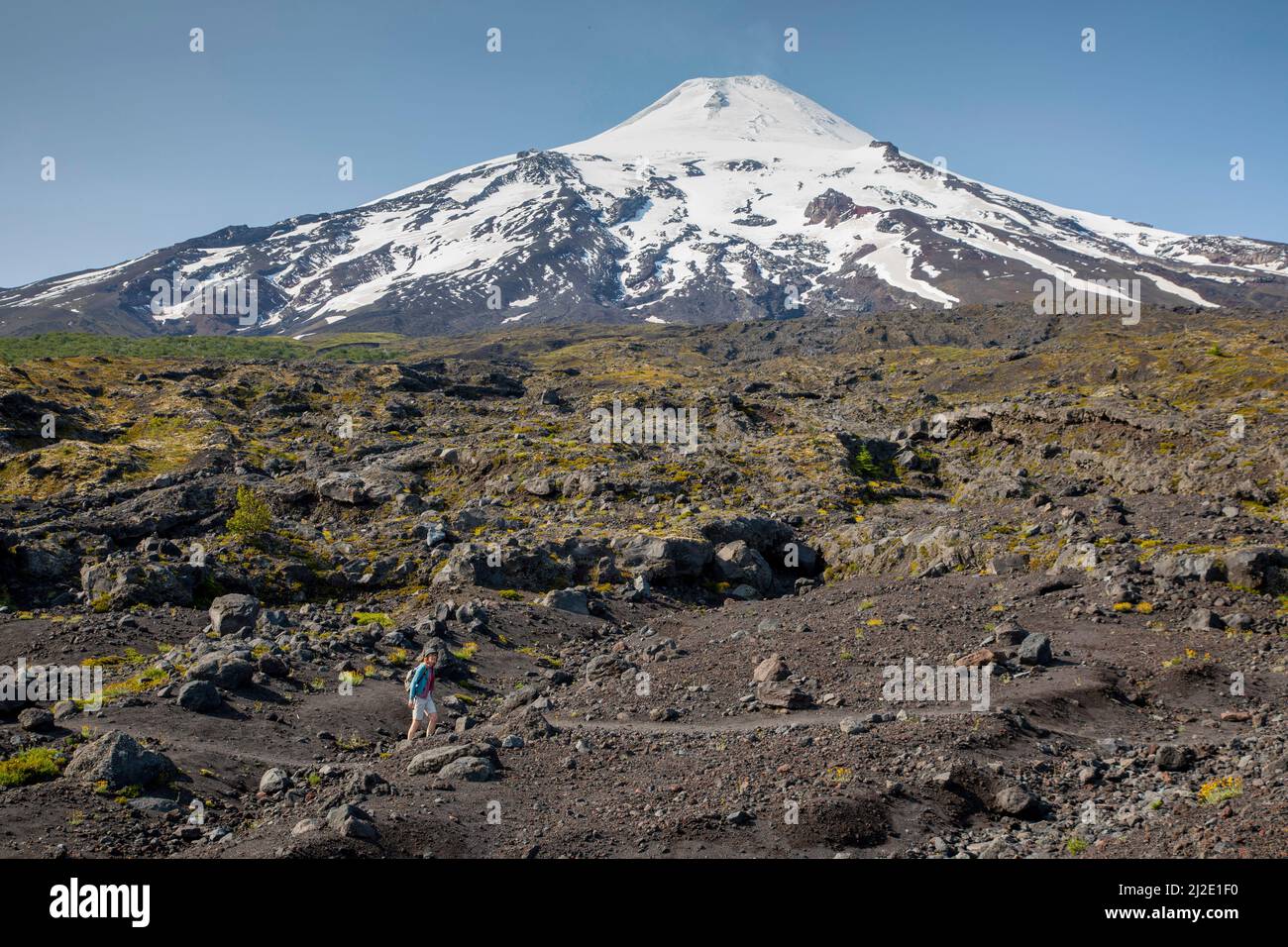 Chile - Villarrica ist einer der aktivsten Vulkane Chiles, der sich über dem gleichnamigen See und der gleichnamigen Stadt erhebt, 750 km (470 mi) südlich von Santiago.[2] Es Stockfoto