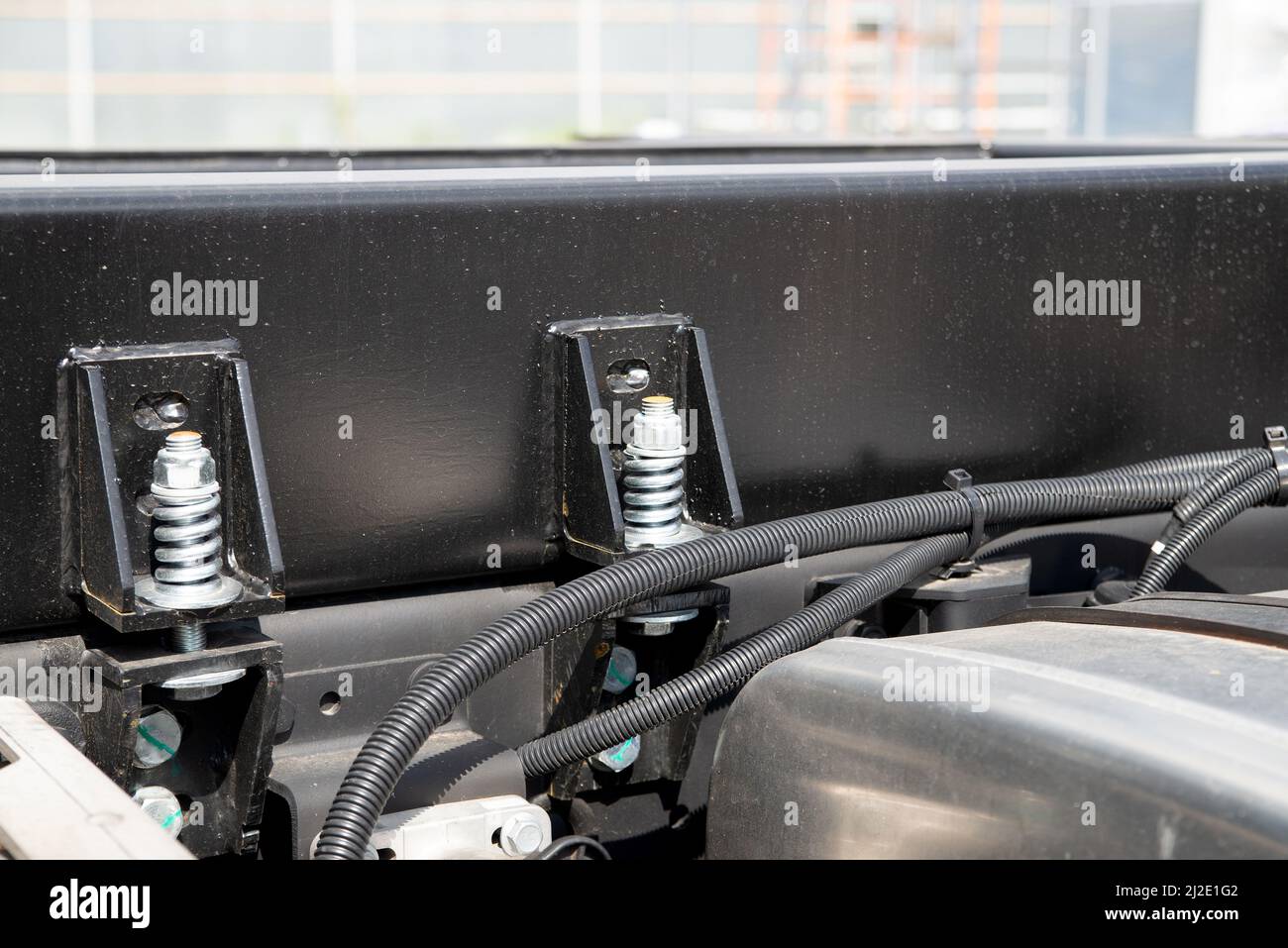 Befestigung der Fahrzeugkarosserie am Rahmen. Federbelastete und stoßdämpfende Schraube. Stockfoto