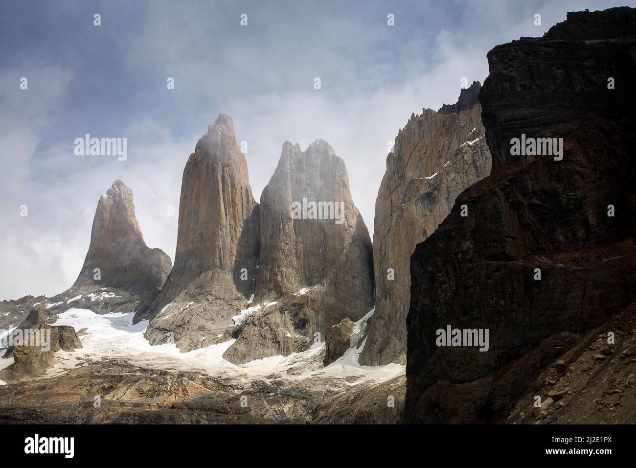 Die Torres del Paine (spanisch für 'Türme von Paine' und 'Paine' ist ein altes indigenes Wort für die Farbe Blau), drei riesige Felstürme, geben das Par Stockfoto