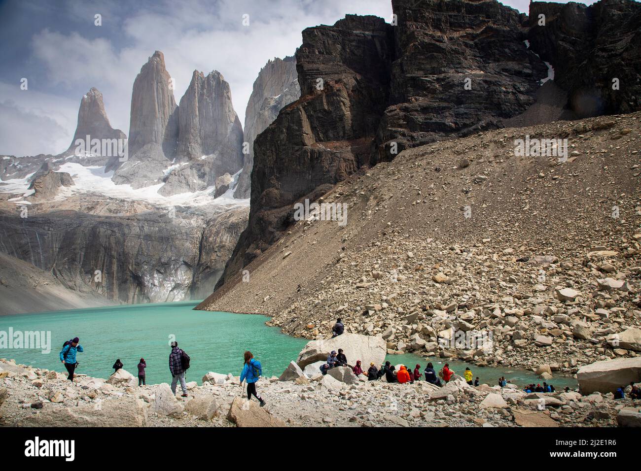 Die Torres del Paine (spanisch für 'Türme von Paine' und 'Paine' ist ein altes indigenes Wort für die Farbe Blau), drei riesige Felstürme, geben das Par Stockfoto