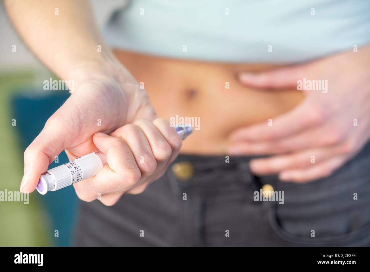 10 Einheiten Insulin Zu Viel Gespritzt Insulinspritze in den bauch -Fotos und -Bildmaterial in hoher Auflösung