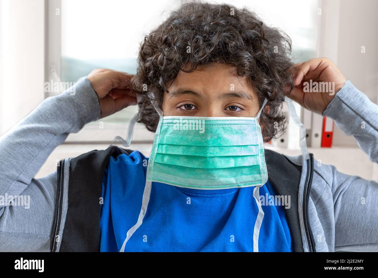 Coronavirus-Epidemie. Junge hält eine medizinische Schutzmaske Gesichtsmaske gegen: Virus, krank, Epidemie, Grippe. Coronavirus. Gesichtsmaske zum Schutz Coronavirus Ausbruch Stockfoto