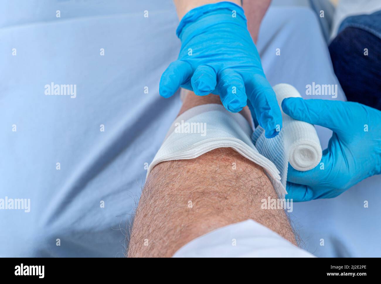 Krankenschwester, die eine Wunde kleidet Stockfoto