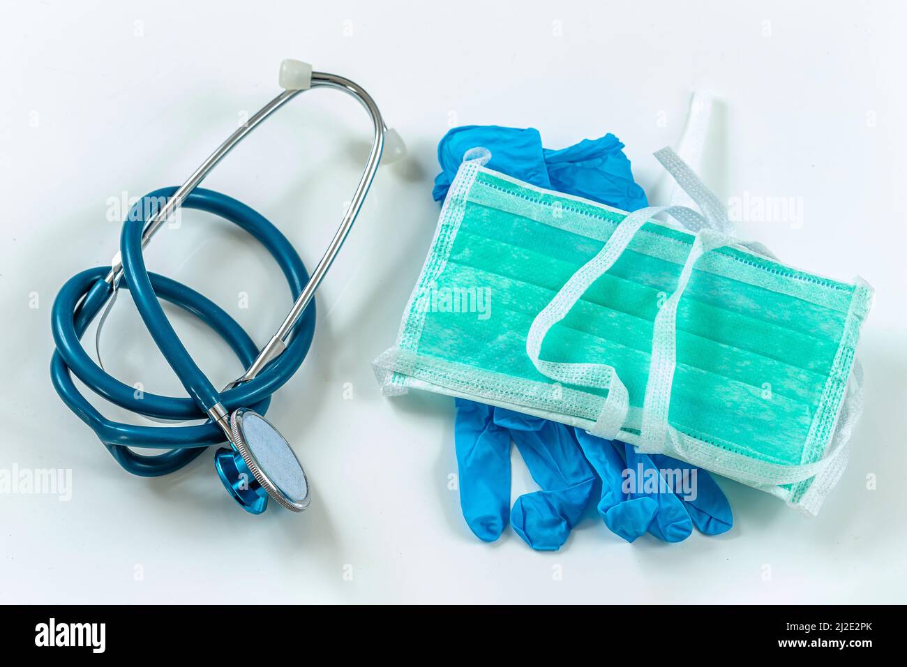 Konzept der medizinischen Schutzausrüstung während einer Virus-Epidemie - chirurgische Maske, Brille, Stethoskop und medizinische Handschuhe. Stockfoto