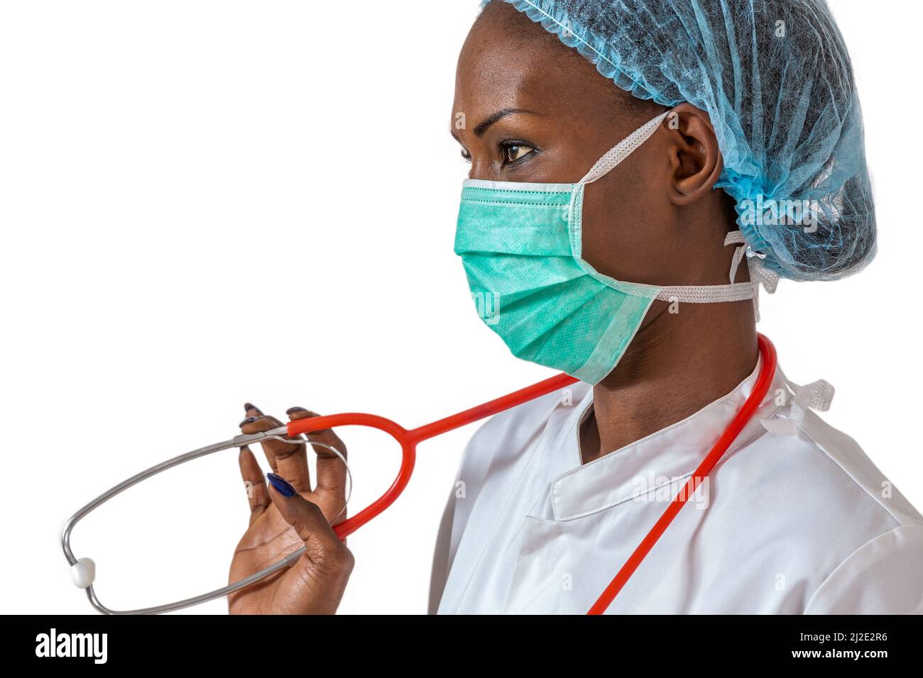 Weibliche amerikanische afrikanische Ärztin, Krankenschwester Frau trägt medizinischen Mantel, Kappe, mit Stethoskop und Maske. Stockfoto