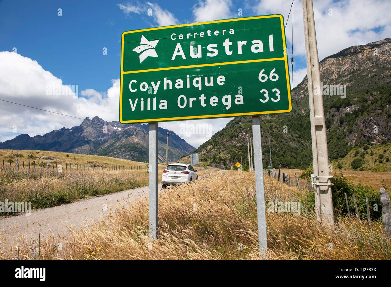 29-01-2020, Chile - die Carretera Austral in Patagonien bei Coyhaique ist die Hauptautobahn in Pagonia von Norden nach Süden Stockfoto