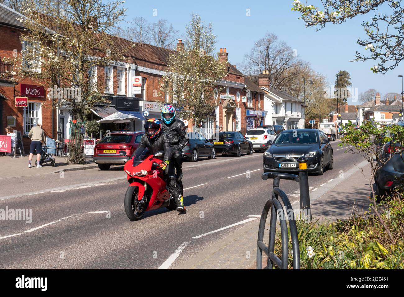 Hartley Wintney Village Centre, Hampshire, England, Großbritannien. Blick auf die High Street mit einem Motorrad Stockfoto