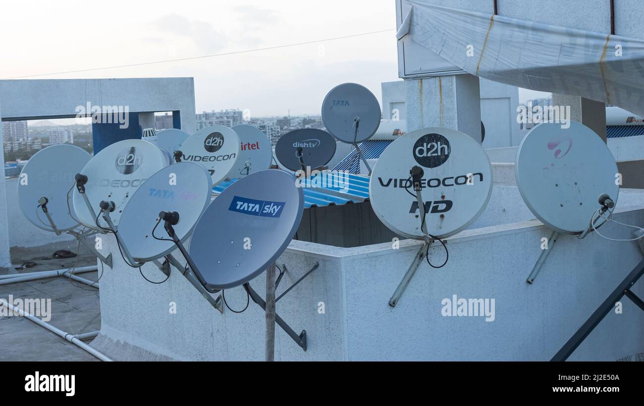 Verschiedene Gericht TV-Antenne auf der Terrasse, Pune, Maharashtra, Indien Stockfoto