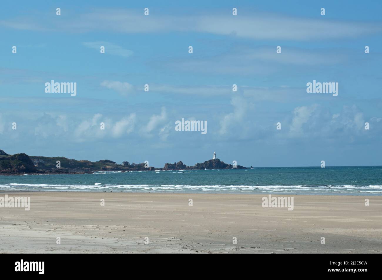 Leuchtturm von Corbiere aus St. Ouen's Bay, Jersey, Kanalinseln Stockfoto